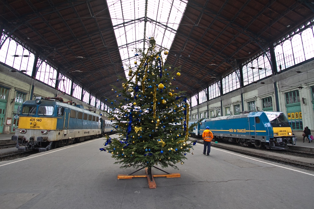 Karácsonyfa-állítás a Nyugati-pályaudvaron (fotó: Vörös Attila)