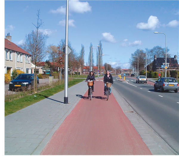 Jogszerűvé vált, hogy két kerékpározó immár az úttesten is egymás mellett haladhat