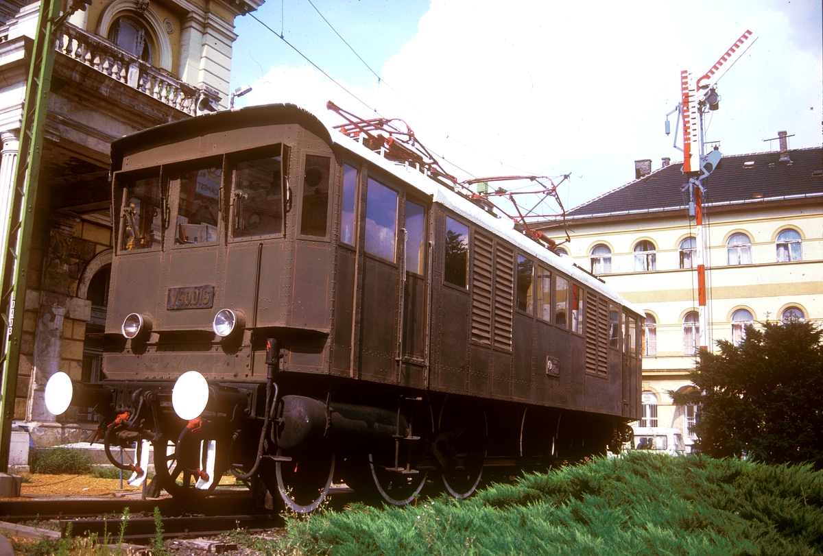 Első képünkön a V40 016-os látható, amikor még a Keleti pályaudvar oldalában volt kiállítva. A képre kattintva galéria nyílik! (fotók: Joó Ferenc)