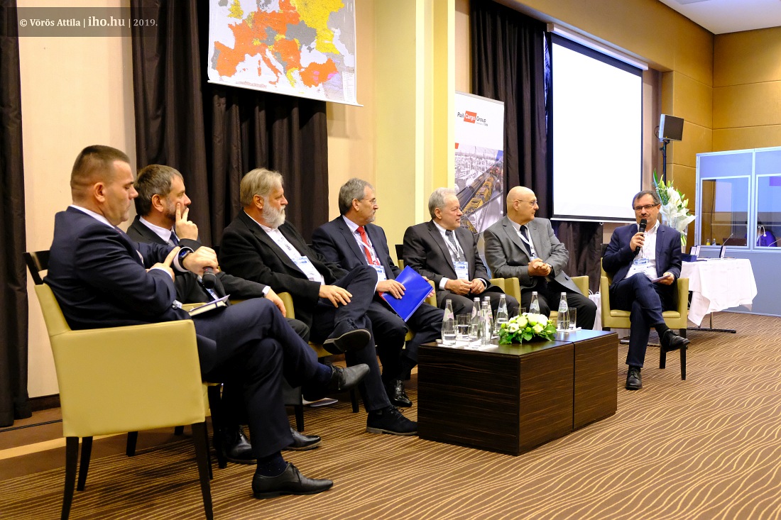 A panelbeszélgetés résztvevői (balról jobbra): Lajkó Ferenc, a Waberer’s vezérigazgatója, moderátor, Pomázi Gyula, Szalma Béla, Dittel Gábor, Fülöp László, Sipos László és Kovács Imre