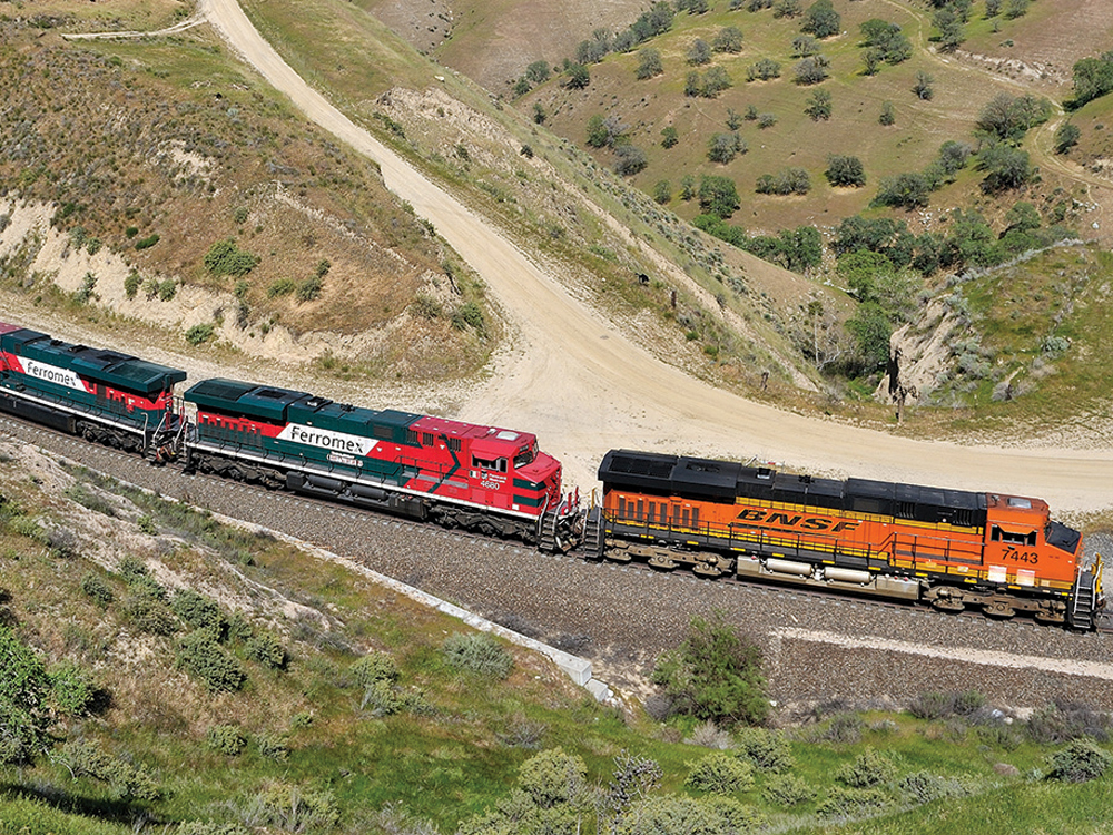 A mexikói Ferromex az újabb tizenkilenc géppel száztizenhatra növeli SD70ACe-állományát, míg a Ferrosurnál először jelenik meg a típus tizenöt dízelmozdony formájában<br>(fotó: Railway Gazette)