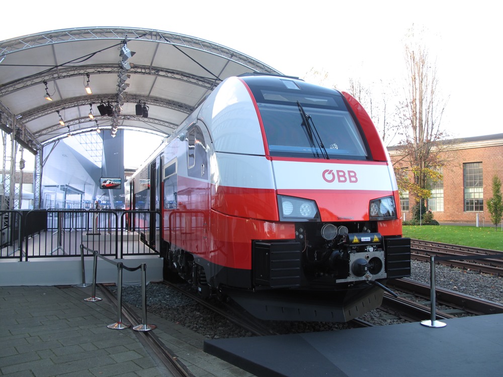 Az ÖBB első cityjet-Desiróját november tizedikén leplezték le a Siemens krefeldi üzemegységében<br>(fotó: H. Hondius, Railway Gezette)
