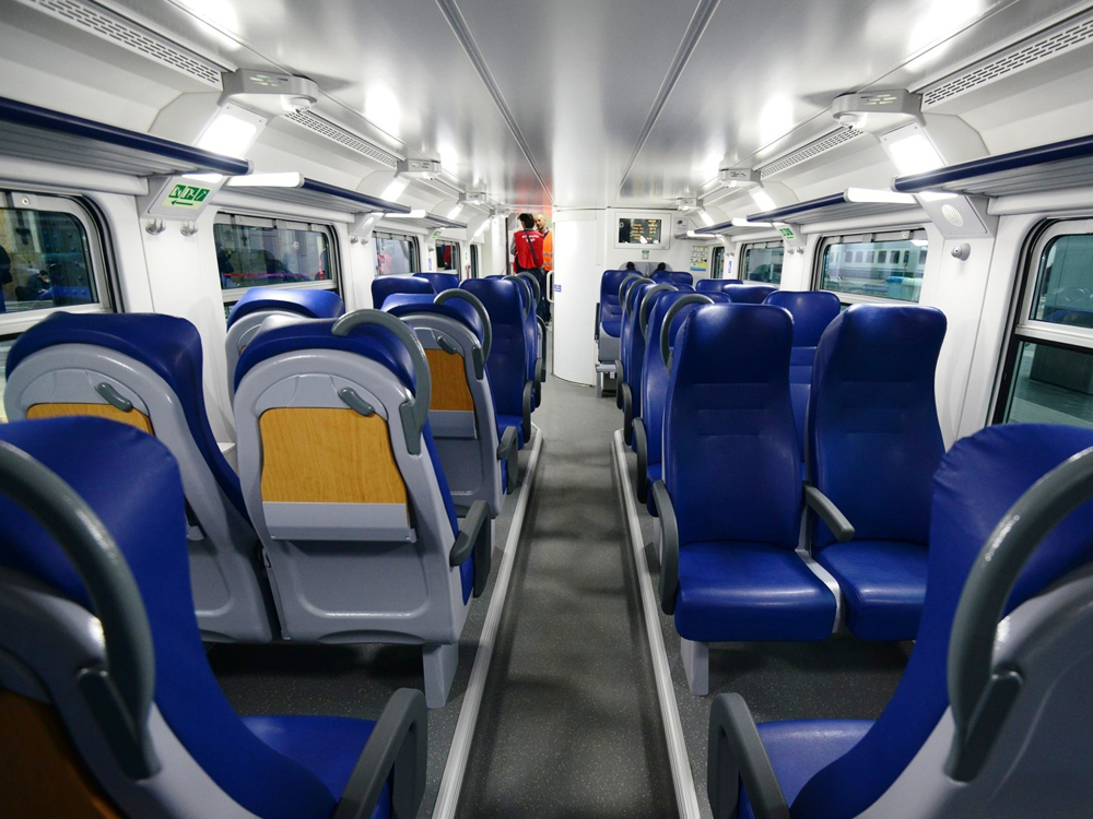 A regionális kivitelű vonatok ülései kartámasztóval, lehajtható asztallal és konnektorral is fel vannak szerelve