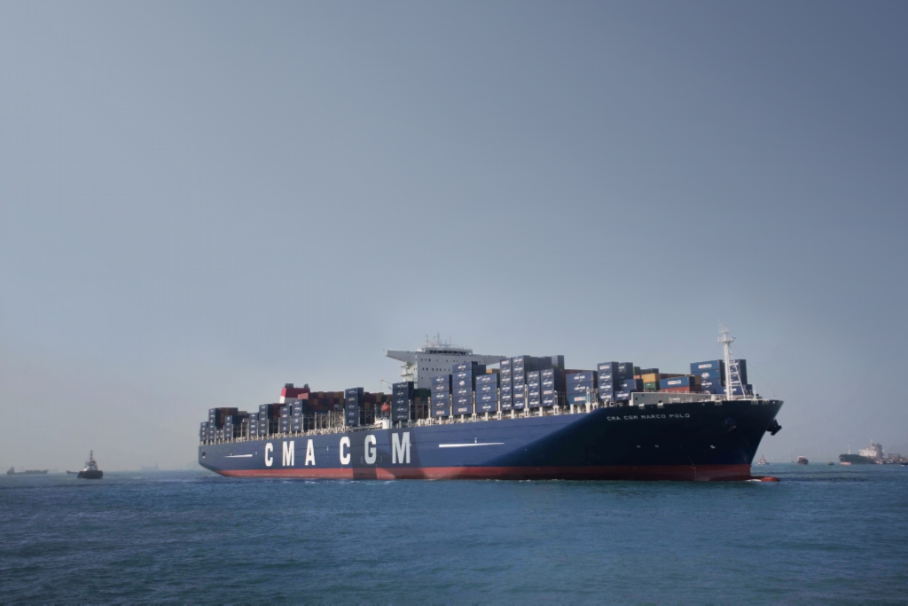 A CMA CGM Marco Polo lett a világ legnagyobb konténerszállító hajója. A felvételkor éppen Hongkong közelében halad<br>(fotó: CMA CGM)