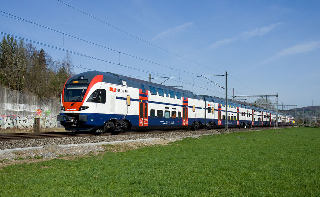 Az SBB tizenkilenc KISS-szel, valamint hat Flirttel bővíti járműparkját a közeljövőben; előbbiek a zürichi S-Bahn-ra, utóbbiak Vaud kanton regoinális vonalaira kerülnek<br>(fotó: David Gubler, Wikipedia)
