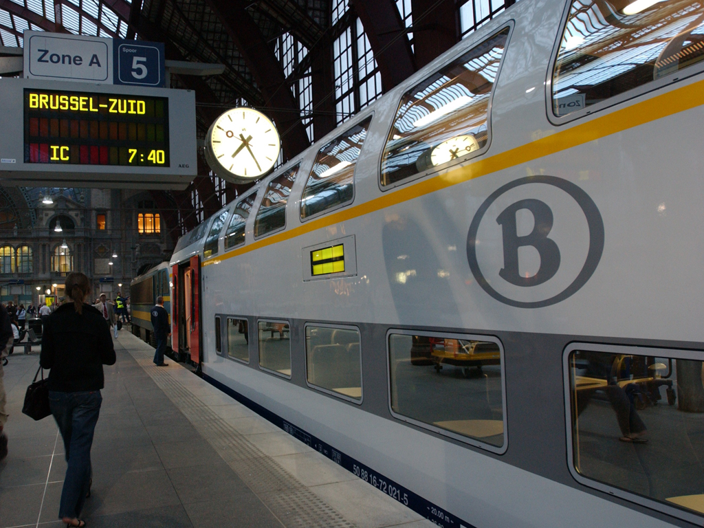 Az SNCB ezer kocsinyi kétszintes villamos motorvonatot venne az Alstom és a Bombardier konzorciumától, a véglegesítésre azonban még várni kell és a gyártás helye sem biztos még. A vasúttársaság a felektől korábban már vásárolt emeletes kocsikat, az M6-os sorozatot, amely a felvételen látható<br>(fotó: Railway Gazette)