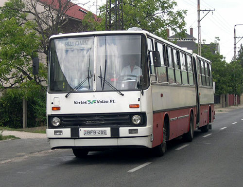 Csuklós kocsi az 1-es viszonylaton, a Dobozi Mihály utcában, 2004-ben