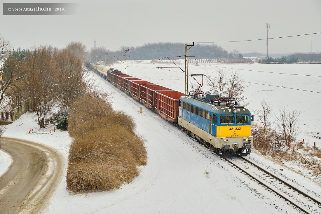 Egy kínai-magyar konzorcium építhet át a Budapest és Kelebia közötti vasúti pályát. Vörös Attila felvételén egy tehervonat csattog Szabadka felé