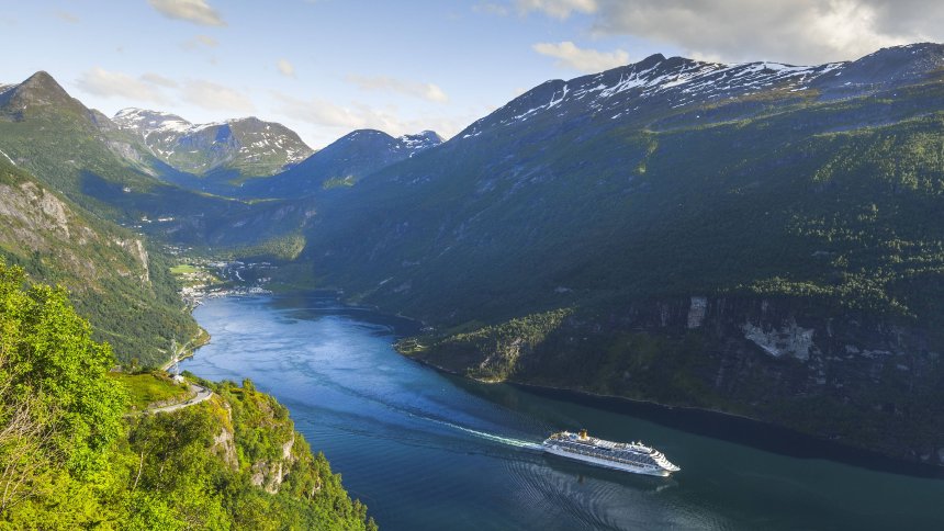 Távolról szép, közelről problémásabb: hajó a Geirangerfjordban