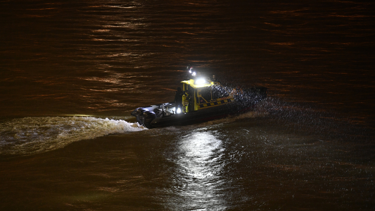 A Parlament közelében ütközés miatt felborult és elsüllyedt Hableány rendezvényhajó utasai után kutató hajó a Dunán (fotó: Szigetváry Zsolt, MTI)