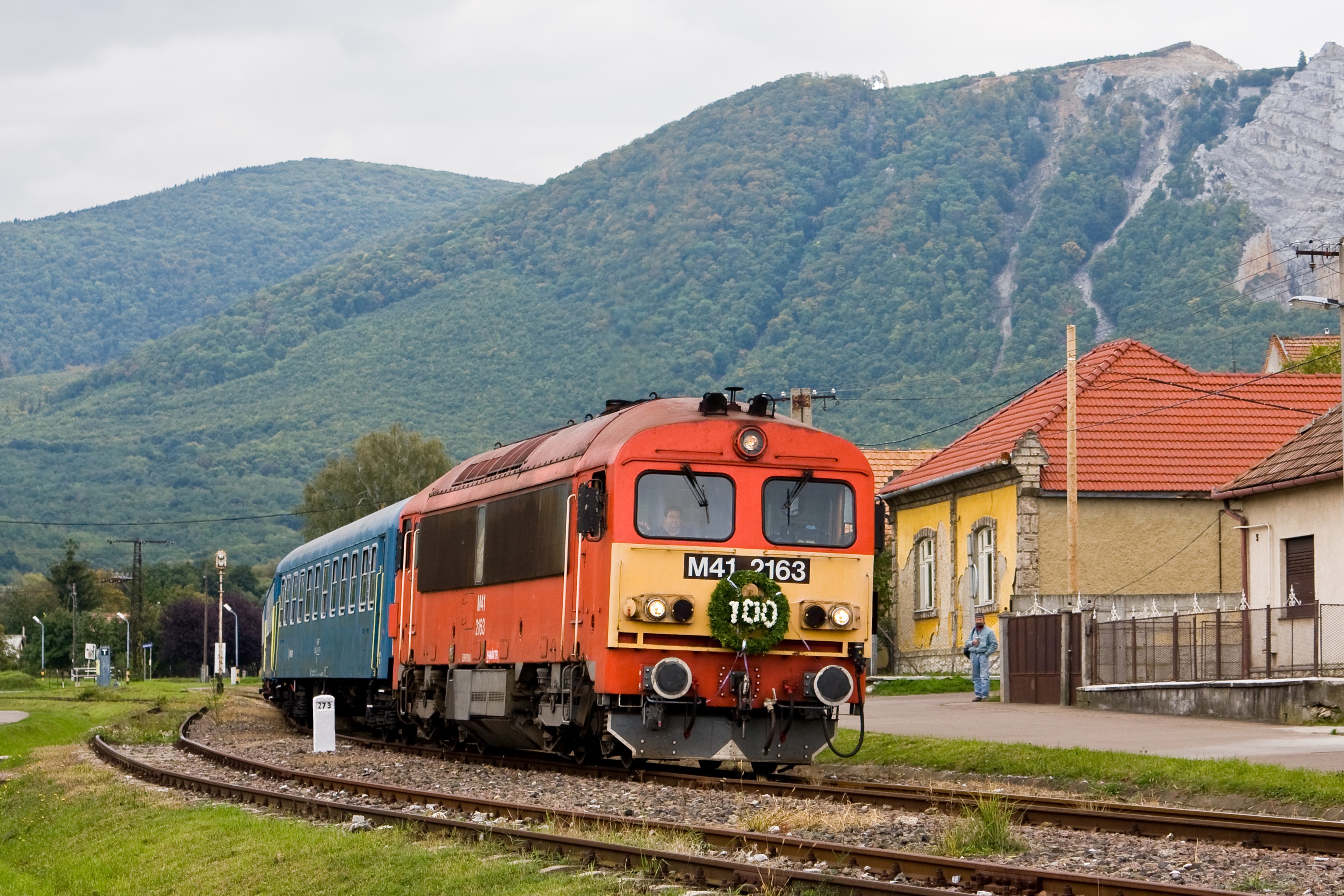 Különvonat közlekedett a száz éves vonalon 2008. szeptember 27-én a Trains.hu szervezésében. Endre érezhette, hogy közeleg a vég... Neki hála, vasútbarátok tömege élhette még át a 87-es romantikáját! Bélepátfalván pózol a különvonat Csörgője (képek: Vörös Attila)