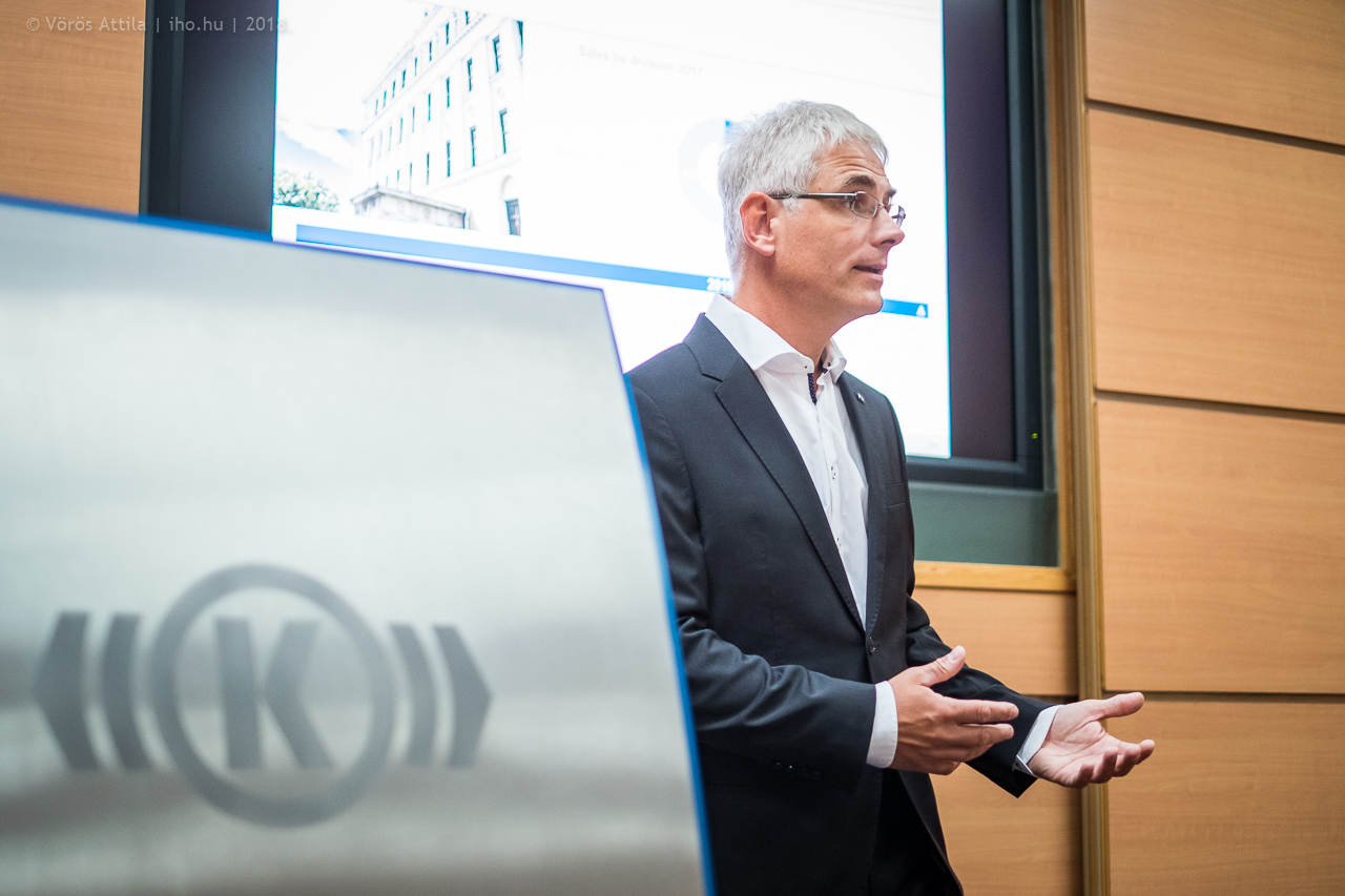 Frank Péter, a Knorr-Bremse hazai, innovációért felelős vezetője mutatja be a céget (képek: Vörös Attila)
