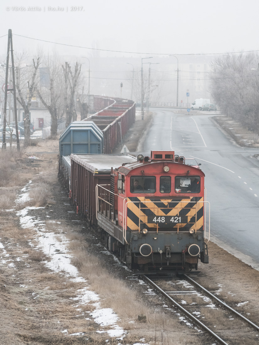 Jókora vonatával tekereg a 421-es Bobó Csepelen (Vörös Attila felvételei)