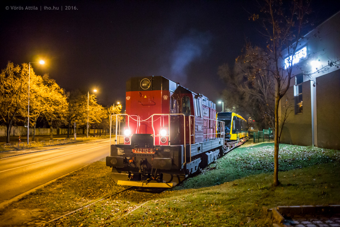 CAF villamost továbbít Dunakesziről a Fehér útra a CRS 742 112-es dízele