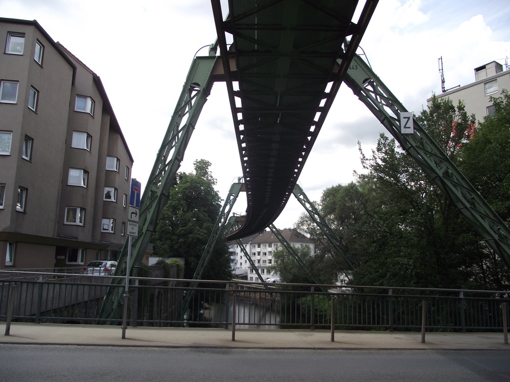 Wupperfeld megállónál szemléltethető a vonal jellege: a vonal a város névadó folyója fölött közlekedik. A magasság a szintbeni elválasztáson az árvízek fölé emelkedést is szolgálja<br>(fotók: Melles Kristóf)
