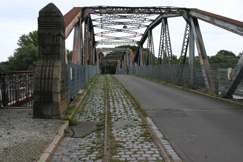 A hídon még megvannak a sínek, de már gépjárműforgalom sem használhatja