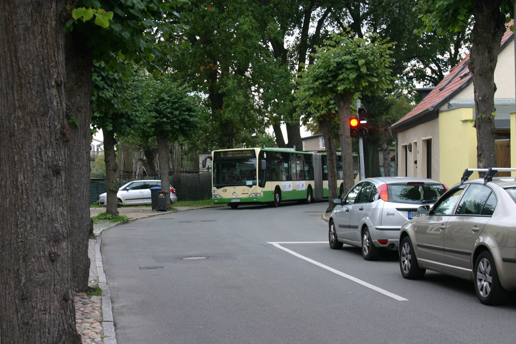 A szűk úton még a villamospótló buszt is jelzővel kell fedezni. (A képeken jól látszik a helyi rendszámelőtag, a BRB jelenti Brandenburgot)