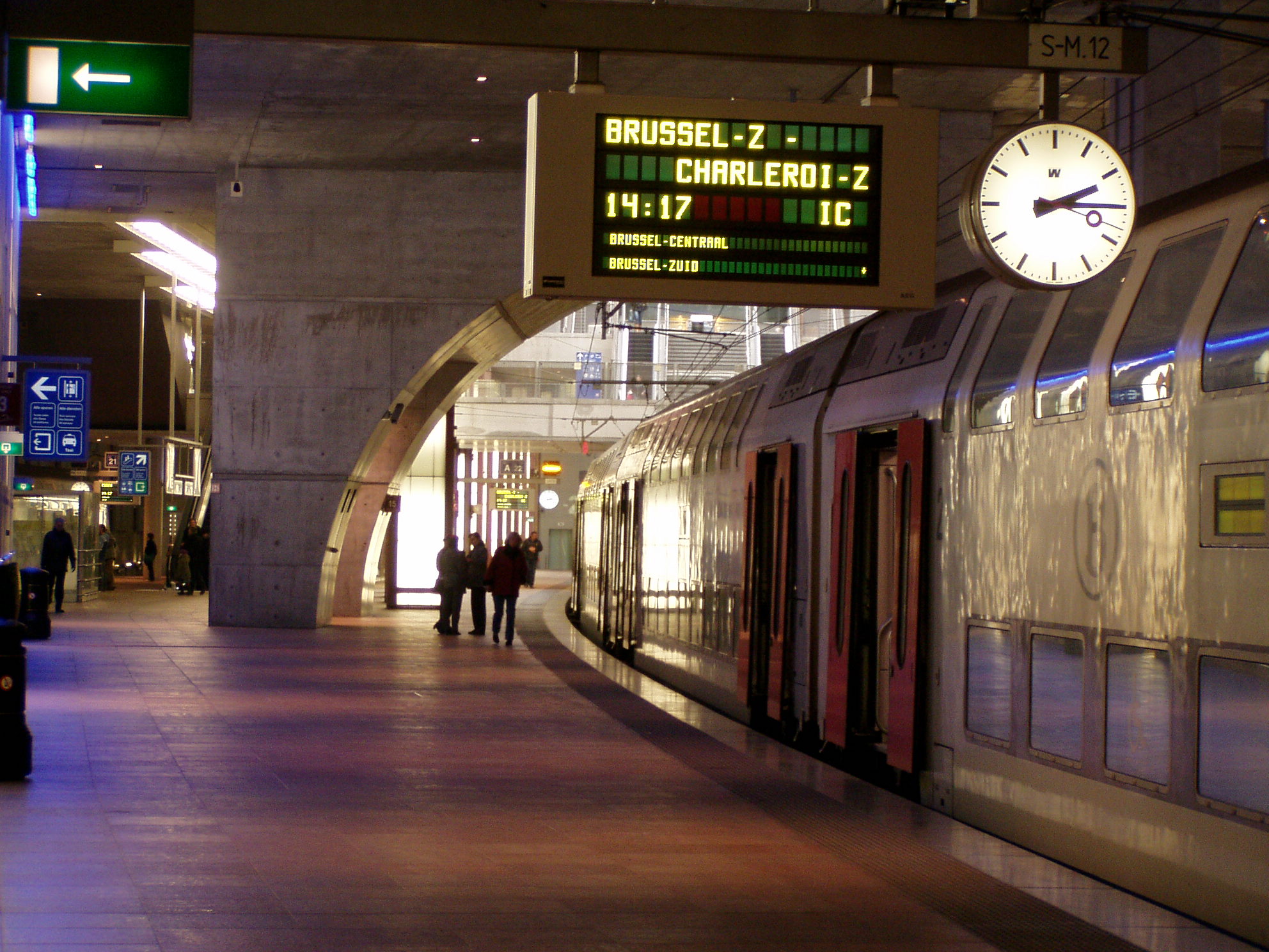 Az egyik belföldi IC-viszonylat az Antwerpen–Charleroi, amelyen félóránként követik egymást az emeletes szerelvények