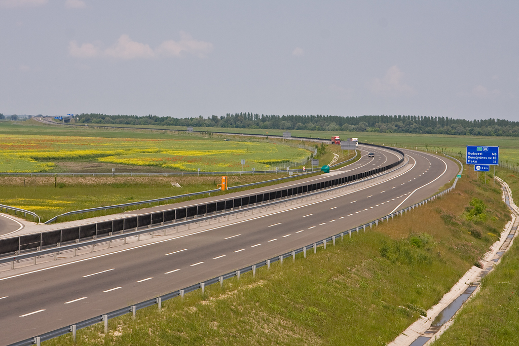 Az M6-os autópálya Tolnánál<br>(fotó: Vörös Attila)
