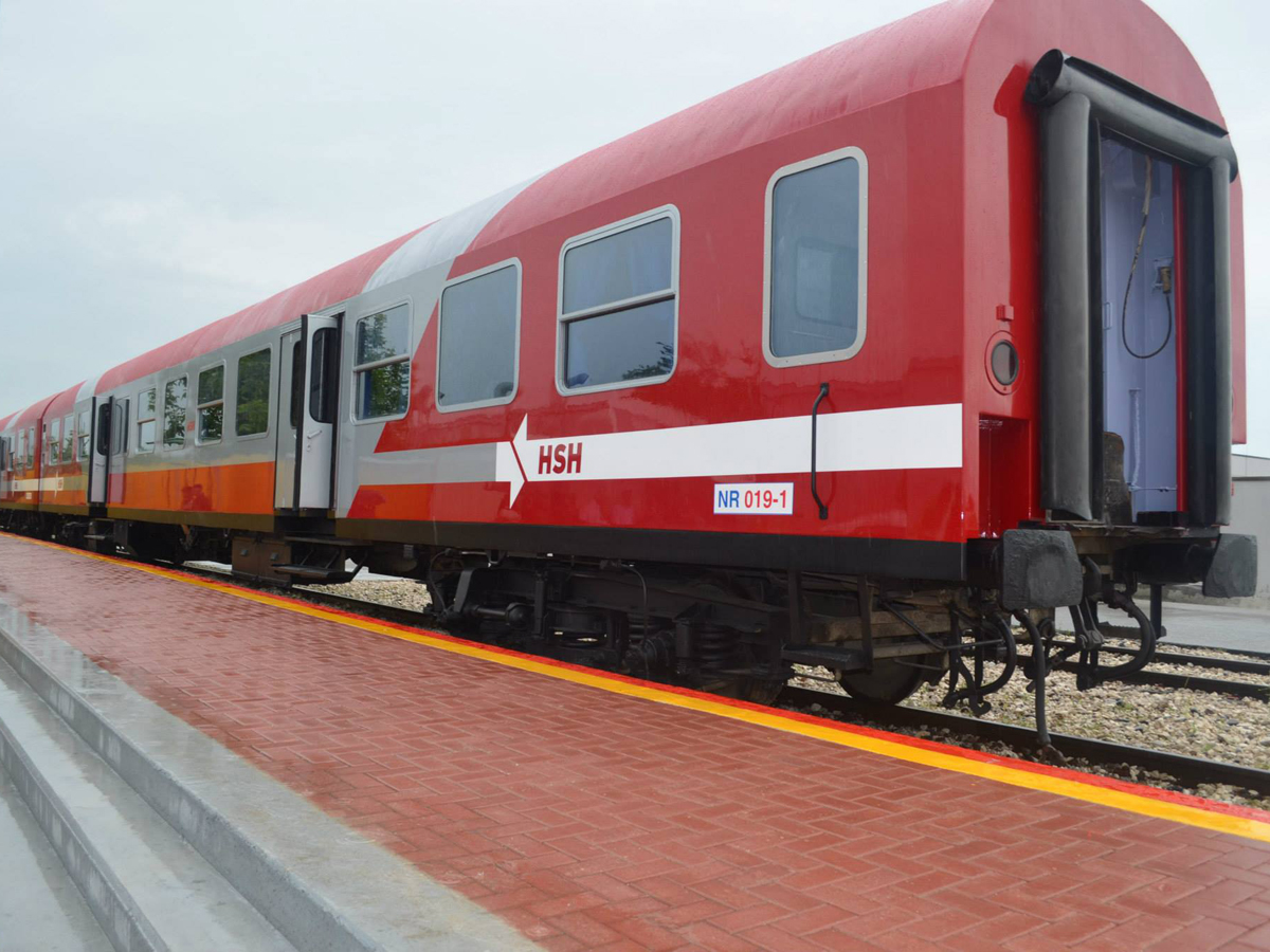 Az elmúlt pár évben kezd feltámadni hamvaiból az albán vasút: kocsikat korszerűsítettek és mozdonyokat festettek újra. A reptéri vasút újabb nagy dobás lehet (forrás: Railway Gazette)