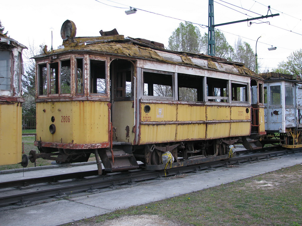 A 2806-os pÃ¡lyaszÃ¡mÃº kocsit 1911-ben a Schlick GÃ©pgyÃ¡r kÃ©szÃ­tette a Budapesti Villamos VÃ¡rosi VasÃºt (BVVV) szÃ¡mÃ¡ra. A kocsi az UV-k megjelenÃ©se elÅtt kÃ©t pÃ³tkocsival a NagykÃ¶rÃºton is kÃ¶zlekedett