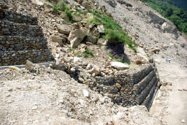 2010-ben ez a kőhalom zárta el a felső részt<br>(fotók: The Landslide Blog)