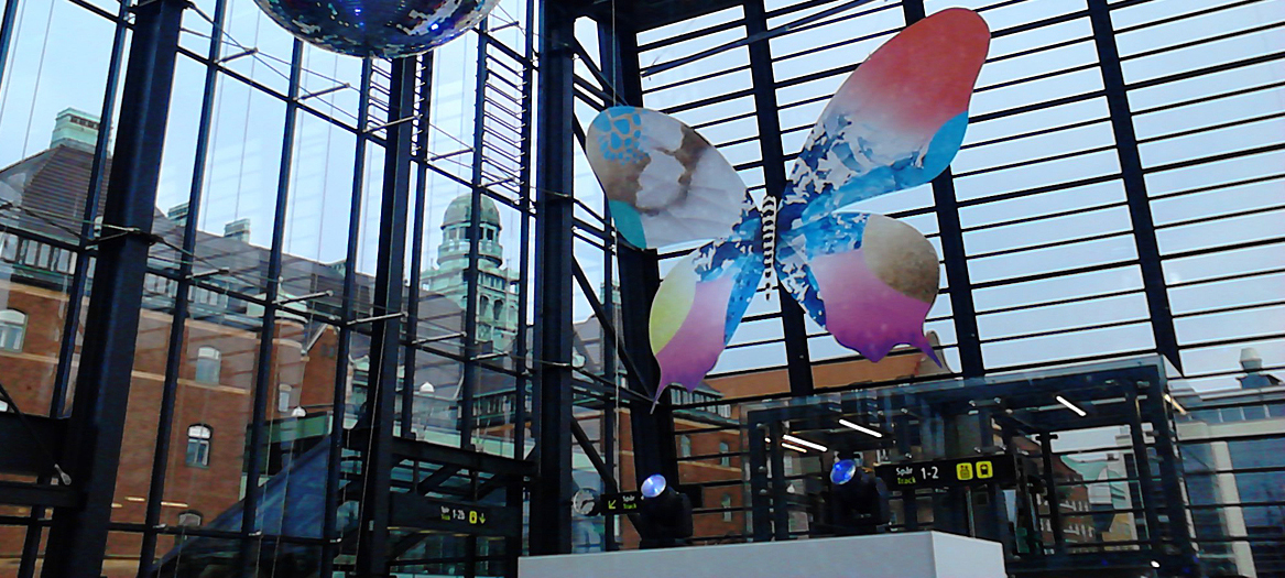 Már Malmö Central állomáson a dalfesztiválra emlékeztették az utasokat <br> A képre kattintva galéria nyílik a szerző fotóiból