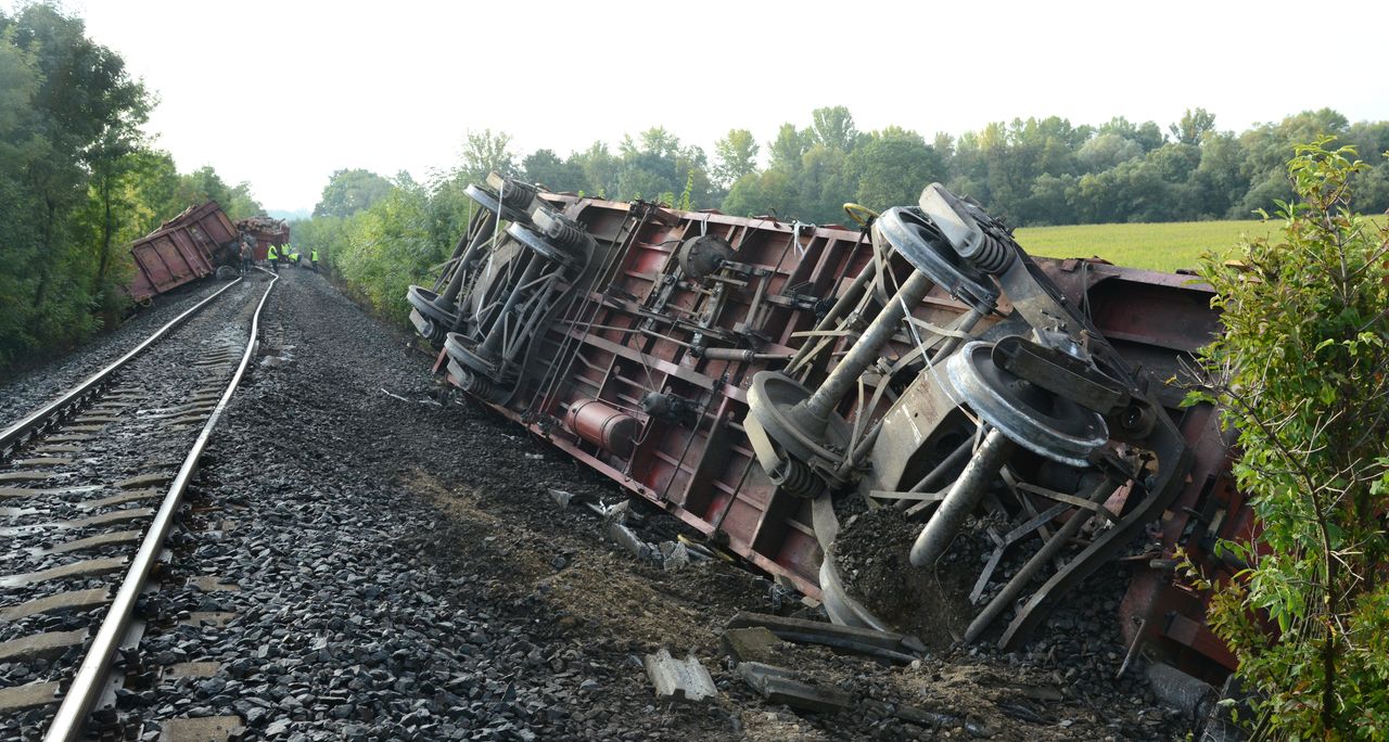 A pályában és a vasúti kocsikban is komoly károk keletkeztek. A képre kattintva galéria nyílik (fotók: MTI, GYSEV)