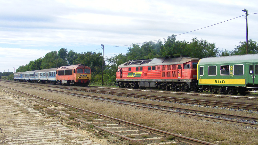 Vonatkereszt Zalaszentmihály-Pacsán még 2013-ban. Még évekig maradnak a dízelgépek és a dízelmotorkocsik a 17-es vonal alszó szakaszán (fotó: Jermann Kálmán)