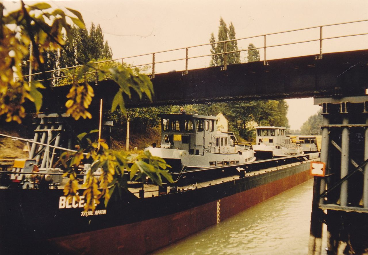 1989, hajók a Sión. Felettük az azóta elbontott vasúti híd. A képre kattintva galéria nyílik (fotó: Tóth János)