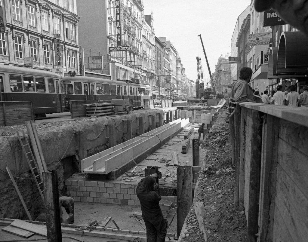Az U3-as vonal építése a Mariahilfer Staßén 1988 júliusában. Fent még közlekedik a metró elkészülte után lerövidült 52-es villamos<br>forrás: Wiener Linien