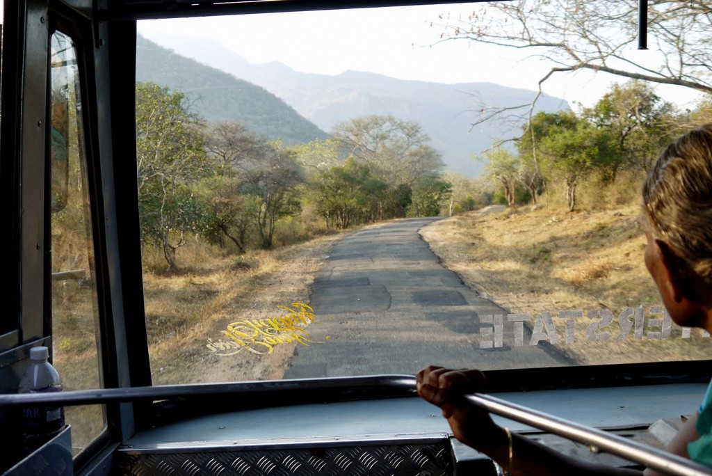 Buszozás lefelé a hegyekből Bangalore felé a csodálatos tájon és félelmetesen keskeny utakon