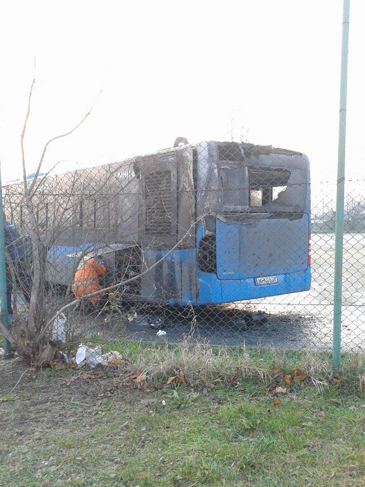 A kiégett busz az Örsön </br> Fotó: Németh István