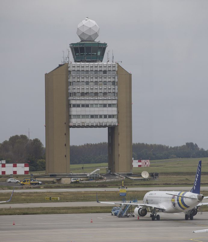 Bármilyen meglepő is, a nemzetközi repülőterünk jelképének számító torony élettartamának végére ért (fotó: Kurucz Árpád)