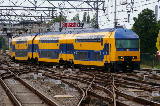 Az NS Reizigers emeletes vonata kanyarog Amsterdam CS kitérőin