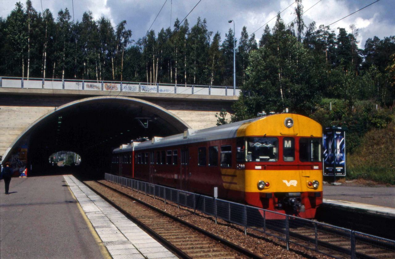 M-jelű elővárosi járat érkezik Malminkartano megállóhelyre, Helsinkiben, 2000 nyarán (a szerző fotója)