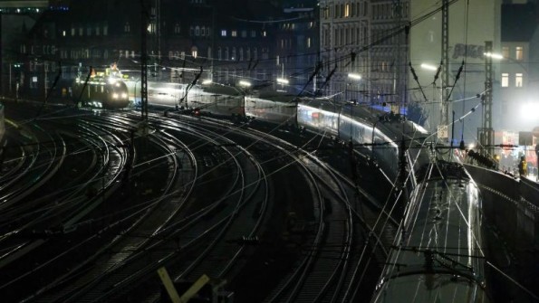 A pályaudvar előterében rekedt vonat (fotó: Reuters)