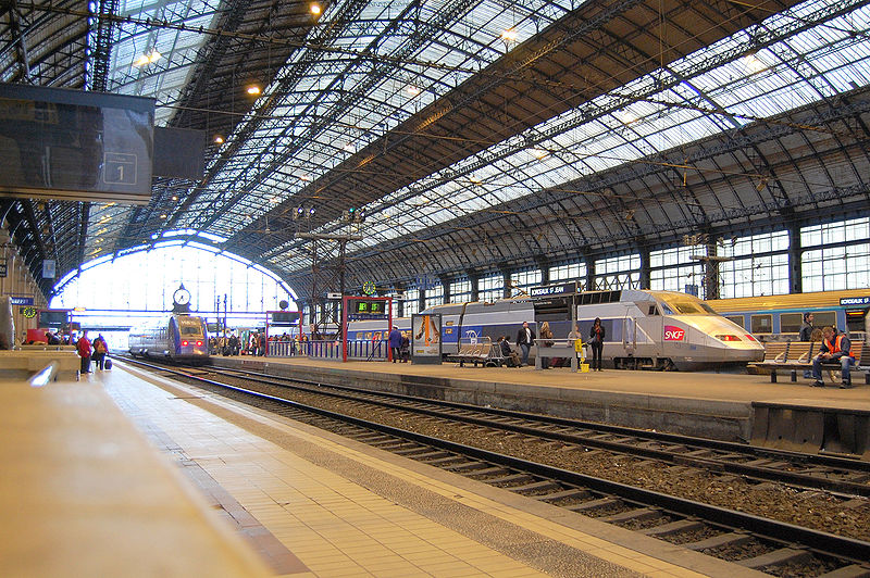 Bordeaux Saint Jean csarnoka, háttérben még egy hagyományos pályán idetévedt TGV-szerelvénnyel