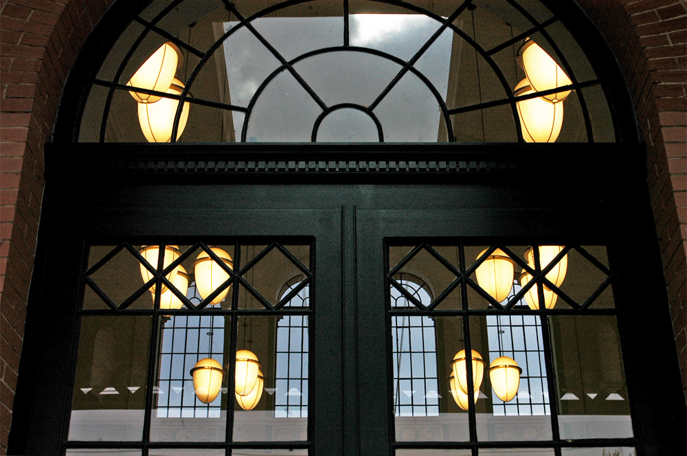 A peron felől érkezve csillogóan és hívogatóan tárul fel az épület belső világa is (a képre kattintva galéria nyílik Zöldi Péter fotóiból)