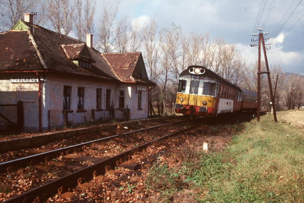 Amikor még járt vonat Zólyom és Ipolyság között, nem is akármilyen! Váralja megállóhely 1997-ben (fotó: Zöldi Péter)