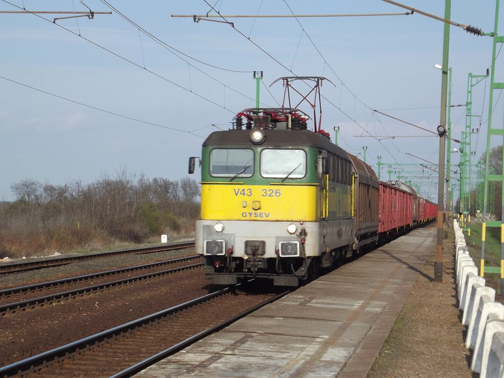 A V43-326-os pályaszámú GYSEV Szili érkezik tehervonatával Ikrény állomásra a 8-as vonalon<br>A képre kattintva galéria nyílik<br>(fotók: a szerző)