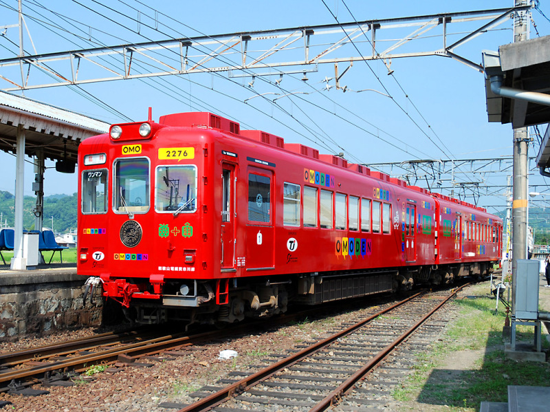 A Wakayama Electric Railway piros színű Játék-vonata<br>(forrás: chicquero.com)