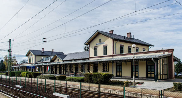 Az állomásépület a felújítás után (Pálinkás Ferenc és Ruga Máté fényképei)