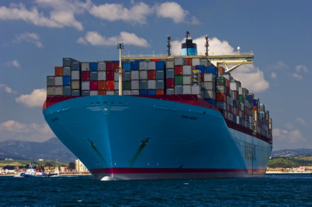 A Maersknál az eddig legnagyobbnak számító, E-osztályú, 14 ezer 770 TEU kapacitású konténerszállítók, köztük az Emma Maersk nagytestvért kap hamarosan a cég tizenegy még nagyobb, Triple-E kategóriájú konténerszállítójának köszönhetően<br>(fotó: solir.blog.is)