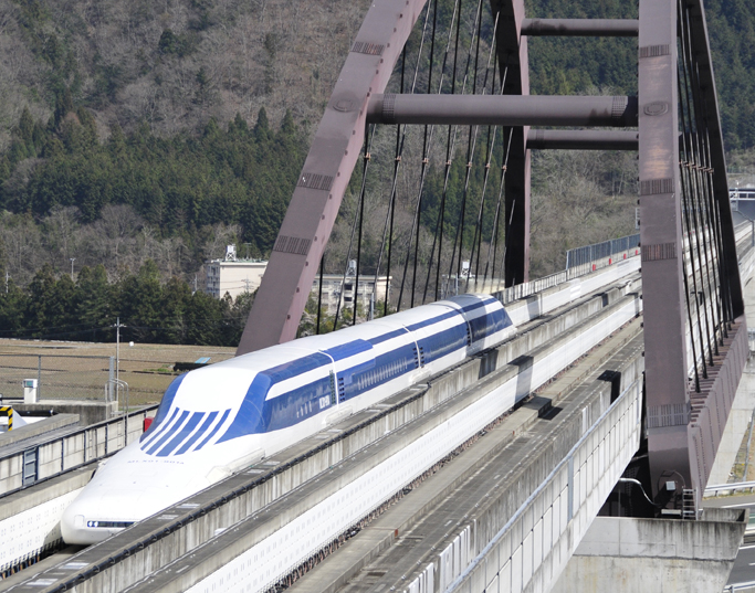 A leendő Csuó-maglev egyik vonatával egymás után kétszer is megdöntötték a japánok a mágneses lebegtetésű vonatok sebességi rekordját: először 581, majd 603 kilométer per órás sebességet sikerült elérni. A képre kattintva galéria nyílik<br>(fotó: Railway Gazette)