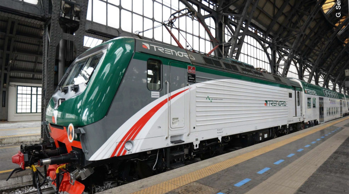 A vonatokat egy vezetőfülkés E464-es sorozatú, Bombardier gyártmányú mozdonyok mozgatják