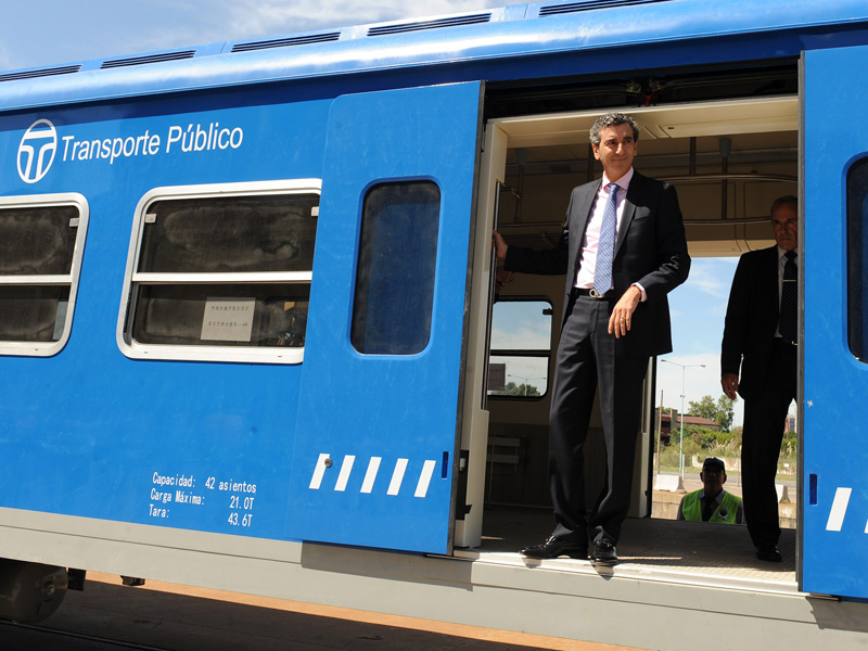 Az argentin közlekedési miniszter vette át az új kocsikat. A kínai járművekkel hatalmas lépést tesz előre Buenos Aires elővárosi vasútja.<br>(forrás: Railway Gazette)