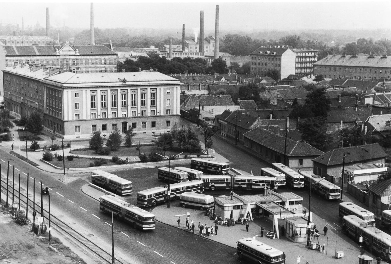 A Miklós utcai végállomás a hetvenes években. A képre kattintva galéria nyílik (forrás: Fortepan)
