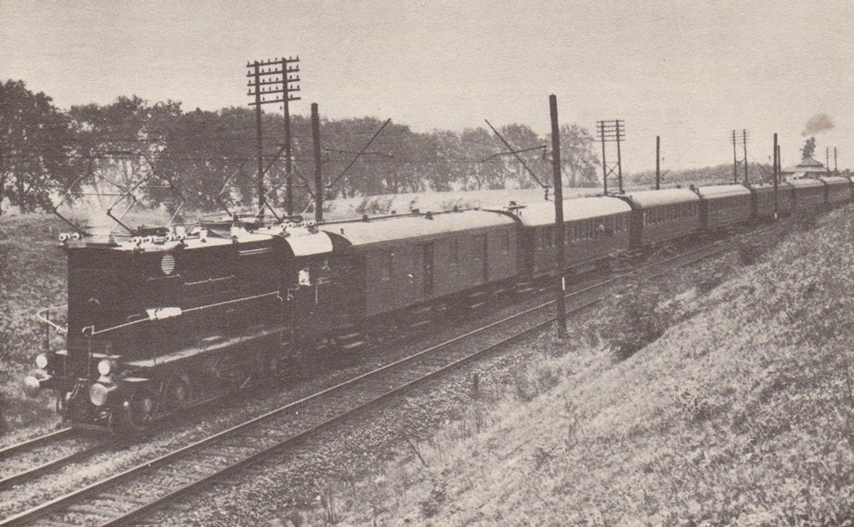 Az első Kandó-mozdony már az átalakítás után húz egy próbavonatot Dunakeszi-Alagnál 1928-ban<br>(forrás: 125 éves a magyar vasút, 1971)