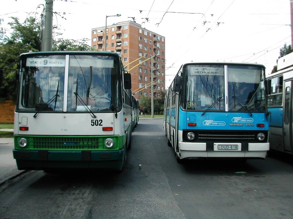 Az 502-es és a 618-as Makkosház végállomáson. Mindkét jármű közlekedik napjainkban is. Az áramszedős közel hasonló állapotban, de az orosz exportból visszamaradt, ráncajtós és SZU-hidas busz bolygóajtóssá átépítve Kecskeméten szállít utasokat